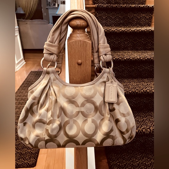 Coach Handbags - COACH Purse like New Condition.